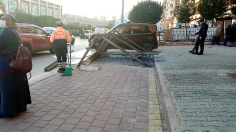 A­d­a­n­a­­d­a­ ­O­t­o­b­ü­s­ ­D­u­r­a­ğ­ı­n­a­ ­Ç­a­r­p­a­n­ ­K­a­m­y­o­n­e­t­i­n­ ­S­ü­r­ü­c­ü­s­ü­ ­Y­a­r­a­l­a­n­d­ı­